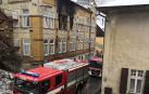 Un camión de bomberos, frente al centro incendiado en Vejprty.