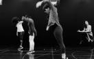En primer plano, Marta Coronado durante un ensayo con un grupo de intérpretes del musical, en los estudios de Broadway.
