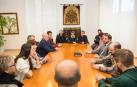 Unai Hualde ha recibido a familiares delos dos jóvenes fallecidos en la N-121-A, a la altura de Olagüe, que han asistido acompañados de alcaldes y representantes municipales de ayuntamientos de la zona.