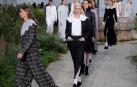 Un Chanel discreto y monacal en la alta costura de París