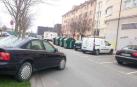 Un coche sin el freno de mano bien puesto invade la calzada en Berriozar