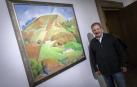 Tomás Sobrino posa ante uno de sus paisajes abstractos y coloristas, en la inauguración de la exposición de La Puerta Gótica.