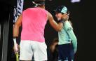 Nadal se asusta tras dar un pelotazo a una recogepelotas