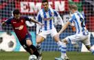 Rubén García (Osasuna) controla el balón, rodeado por Mikel Merino y Martin Odegaard (Real Sociedad).