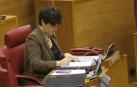 La consejera María Solana toma notas durante un pleno del Parlamento.