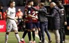 El técnico de Osasuna, Jagoba Arrasate, da instrucciones en el partido contra el Levante.
