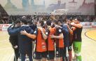 El equipo ribero celebra la victoria en casa al acabar el partido