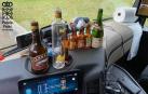 Botellas de bebida que la Policía Foral encontró en la cabina del camión