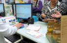 Dos pensionistas, retirando medicamentos este domingo en Pamplona