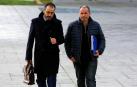 Tomás López, a la derecha, a la llegada a la Audiencia.