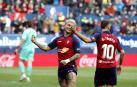 Los jugadores de Osasuna 'Chimy' Ávila y Roberto Torres, en un partido disputado en El Sadar.