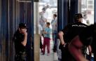 Policías controlando el puesto fronterizo de Melilla