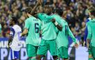 Vinicius celebra uno de los goles del Real Madrid al Zaragoza.
