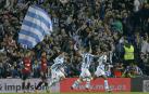 Los jugadores de la Real Sociedad celebran uno de los goles ante la desesperación de Cardona y Aridane.