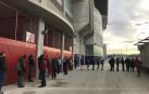 Colas en El Sadar para coger las entradas de la Copa del Rey ante la Real Sociedad.
