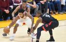 Ibaka defiende a Collin Sexton.