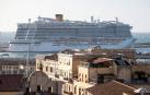 Vista del crucero "Costa Esmeralda", en el puerto de Civitavecchia, al noroeste de Roma