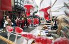La procesión de San Blas pasa ante el tradicional mercadillo de roscos y dulces.
