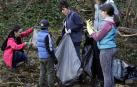 400 voluntarios, convocados por Alianza por el Clima, limpiaron el Arga.