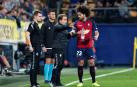 Arrasate da instrucciones a Aridane en el partido Villarreal-Osasuna.
