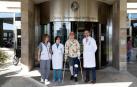 El Chimy Ávila esta mañana mañana saliendo de la Clínica Universidad de Navarra en compañía del doctor Andrés Valentí y su equipo.