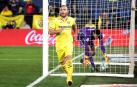 Santi Cazorla celebra el tercer gol mientras Sergio Herrera recoge el balón de las redes.