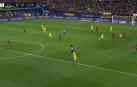1-0 TRIGUEROS-ALCÁCER. El medio lanza el pase al punta, que parte de su campo. No es fuera de juego.