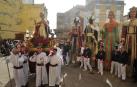 Los miembros de la cofradía de San Blas portan la talla del santo en los metros finales de la procesión ante la mirada de la comparsa.