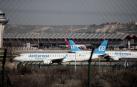 Varios aviones en la pista del aeropuerto de Madrid