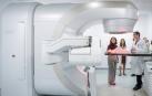 Díaz Ayuso, durante la visita al nuevo acelerador lineal de última generación del Hospital Puerta de Hierro para el tratamiento del cáncer.