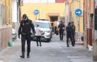 Policías acordonan la calle del barrio almeriense de Pescadería-La Chanca donde se produjo el tiroteo