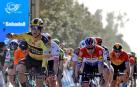El ciclista holandés del equipo Jumbo-Visma, Dylan Groenewegen (izqda), celebra su victoria en la primera etapa de la 71ª edición de La Vuelta Ciclista a la Comunitat Valenciana disputada entre Castellón y Villarreal.