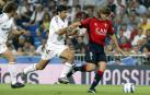Luis Figo y Pablo García, en un duelo entre Real Madrid y Osasuna.