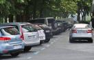 Un conductor busca un hueco para aparcar en la calle Arrieta.