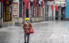 Una mujer se protege con una máscara, en Guangzhou.