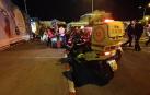 Miembros del servicio de rescate Estrella de David Roja atienden a los heridos en el atropello