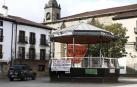 Un vehículo de la Guardia Civil pasa junto al kiosko de la Plaza de Alsasua.