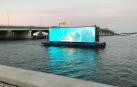 "Barco anuncio", con una pantalla LED gigante que muestra la vida de los corales desde la bahía Vizcaína, en el puerto de Miami
