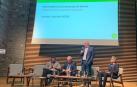 El vicepresidente José Mª Aierdi y el presidente del departamento de Pirineos Atlánticos, Jean Jaques Laserre, durante la presentación del proyecto Bicimugi