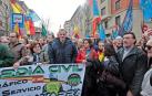 Una ruidosa concentración ante la delegación del Gobierno de España en Navarra, convocada por la Asociación Profesional Justicia Guardia Civil (JUCIL), ha protestado este sábado en Pamplona contra el traspaso de las competencias de tráfico a Navarra.