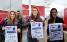 Jugadoras del Atlético de Madrid, con el cartel del torneo.