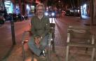 Rafael Montserrat, en la calle, donde sobrevive.