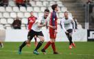 Xabi Cárdenas, del Real Unión, celebra el 1-0 ante la frustración de Javi Martínez, del Promesas.