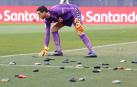 Sergio Herrera recoge una de las carteras lanzadas desde la grada de El Sadar.