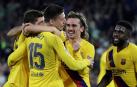 Los jugadores del Barcelona celebran su tercer gol, obra de Lenglet.