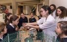 Una alumna de Biología explica a los alumnos de Irabia-Izaga cómo recoger muestras de animales en la jornada Women for Sciencia and Technology en 2017.
