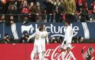 Sergio Ramos celebra su gol en El Sadar junto a Modric y Varane.