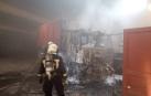 Apagan un incendio de un camión dentro de una bajera en Artajona