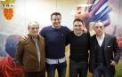 Jesús Corera y los directores deportivos César Palacios (Numancia), Braulio Vázquez (Osasuna) y Fran Garagarza (Eibar), antes de comenzar el coloquio en la sede de la Federación Navarra de Fútbol.