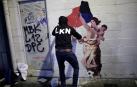 El artista LKN coloca el dibujo en homenaje a Maider Irisarri, anoche en la calle Nueva junto a la plaza San Francisco de Pamplona.